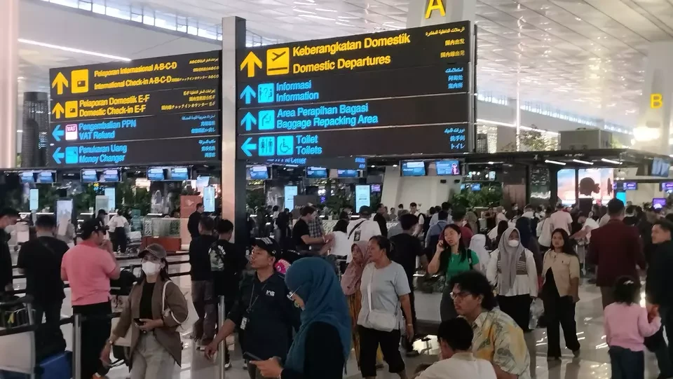 인도네시아 아낙 크라카타우 화산 분출 자카르타 공항 폐쇄로 2만 명 이상 발 묶여
