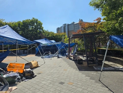 안성 나눔장터에 시 소유 트럭 돌진 모자 숨져... 5명 부상