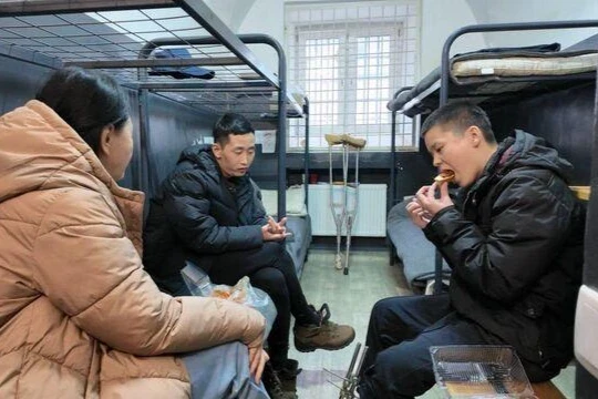 우크라이나 참전 북한군 포로 2명 한국 송환