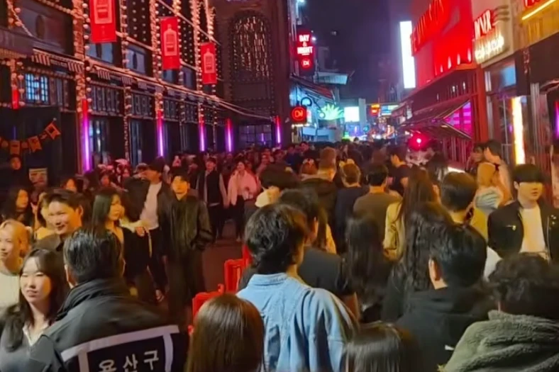 핼로윈 앞둔 이태원, 경찰 특공대·장갑차 동원해 인파 관리